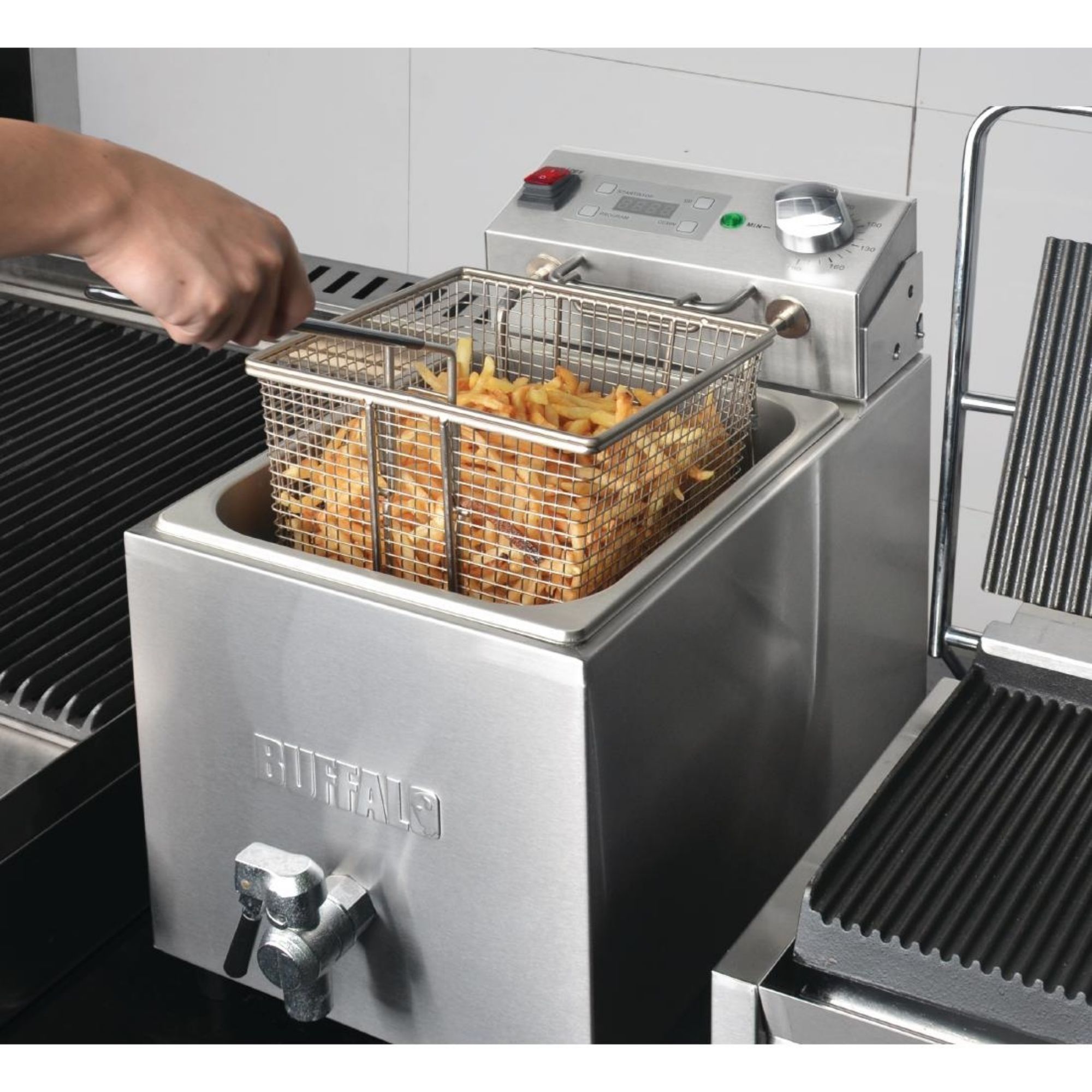 Picture of Buffalo Single Tank Single Basket 8Ltr Countertop Fryer with Timer 2.9kW