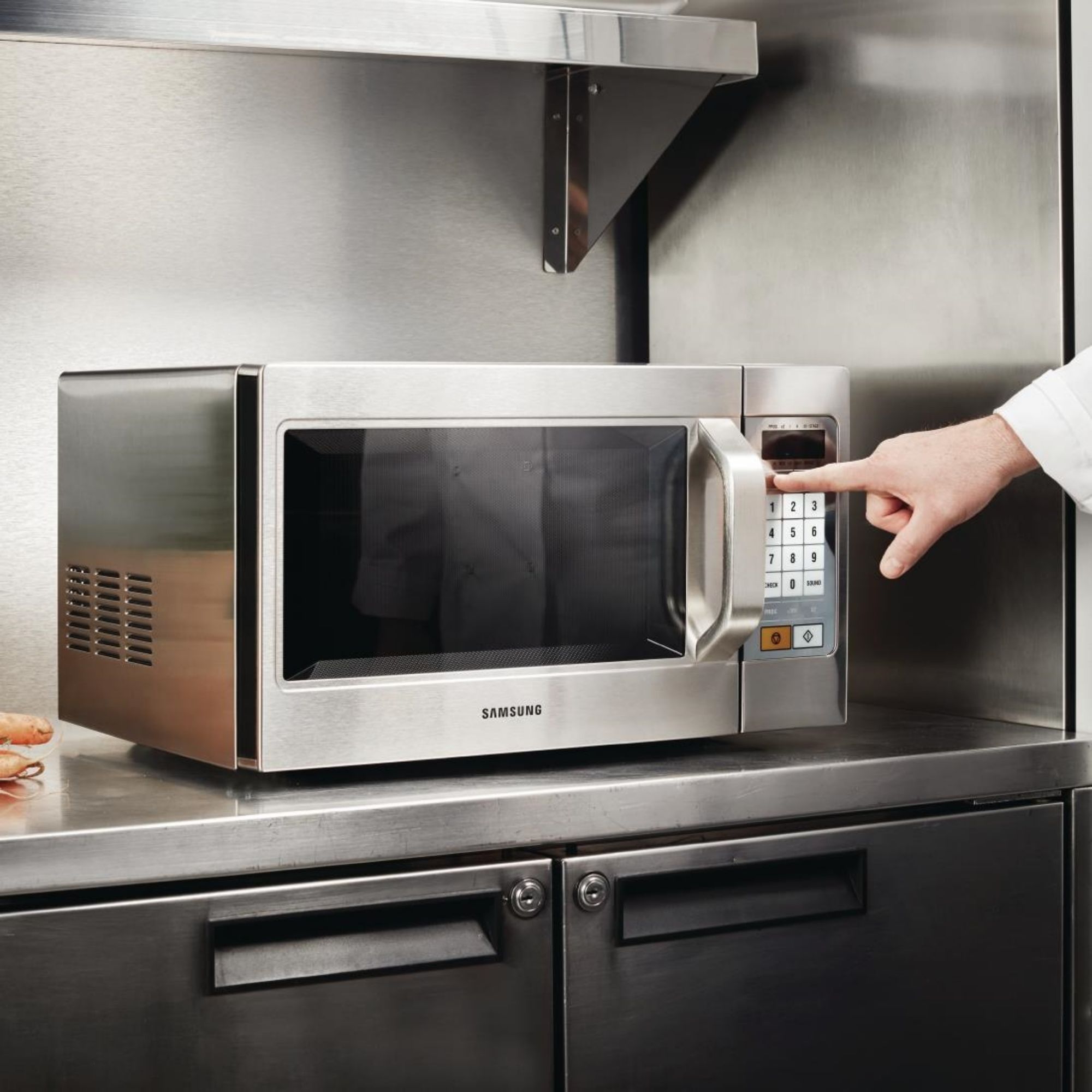 Picture of Samsung Light Duty Programmable Microwave 26ltr 1100W CM1089