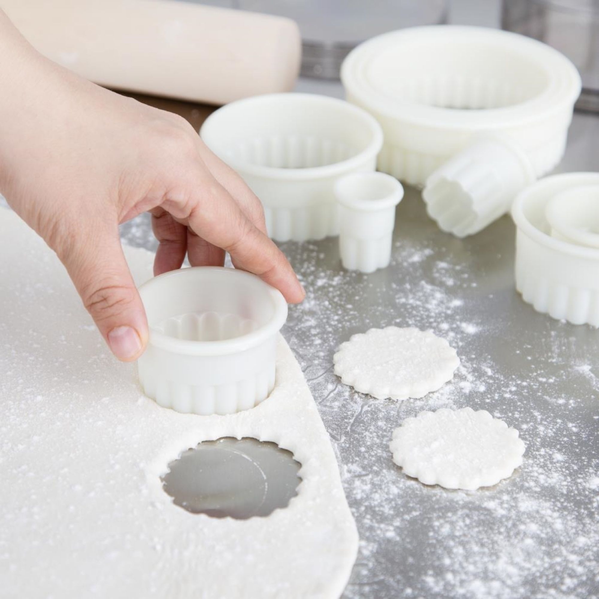 Picture of Vogue Serrated Round Pastry Cutters Nylon (Pack 9)