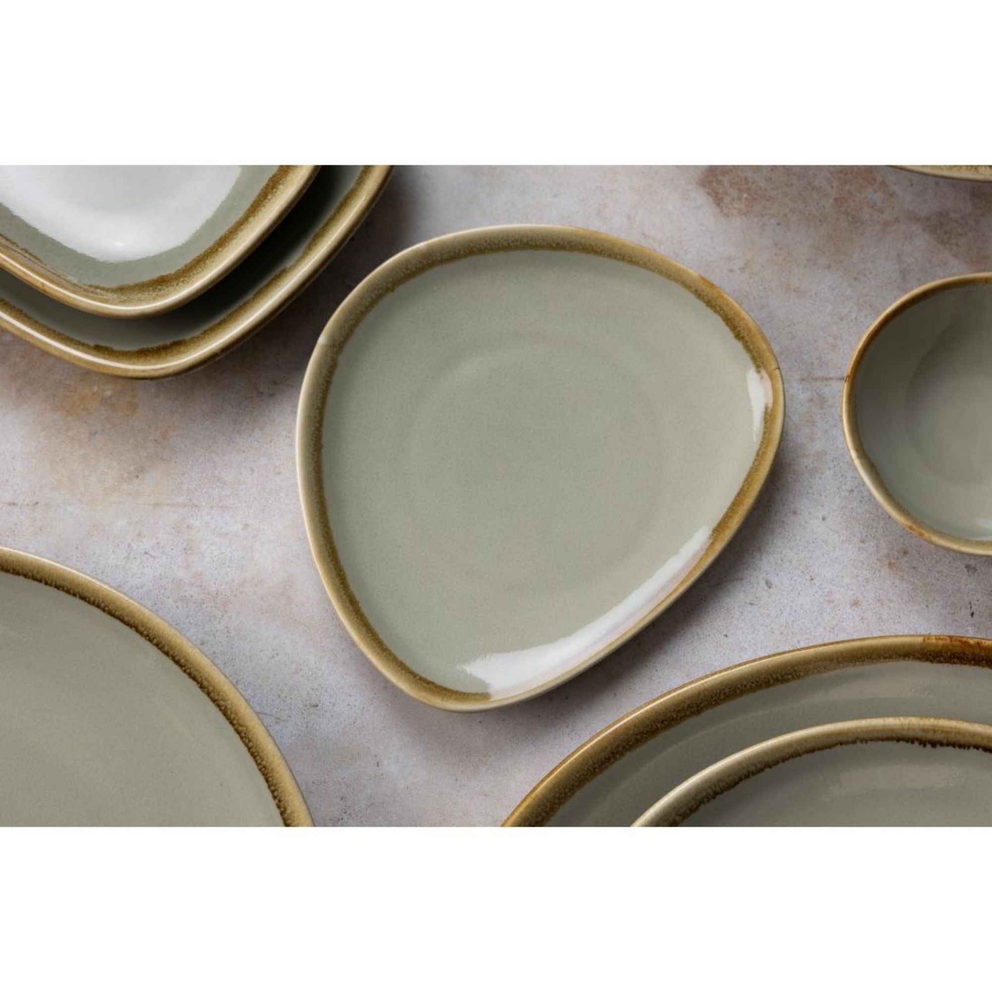 Picture of Olympia Kiln Triangular Plate Moss 230mm (Pack of 6)