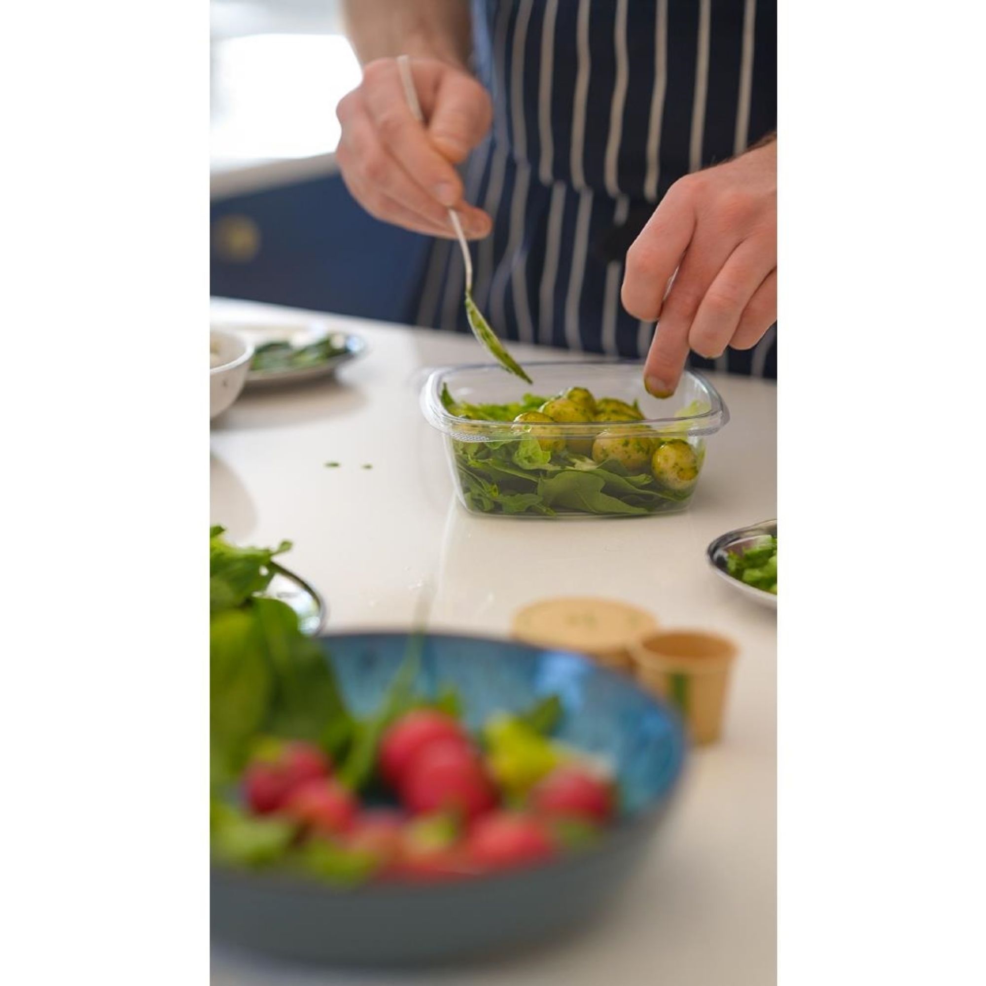 Picture of Vegware PLA Hinged Deli Containers 12oz (300 Pack)