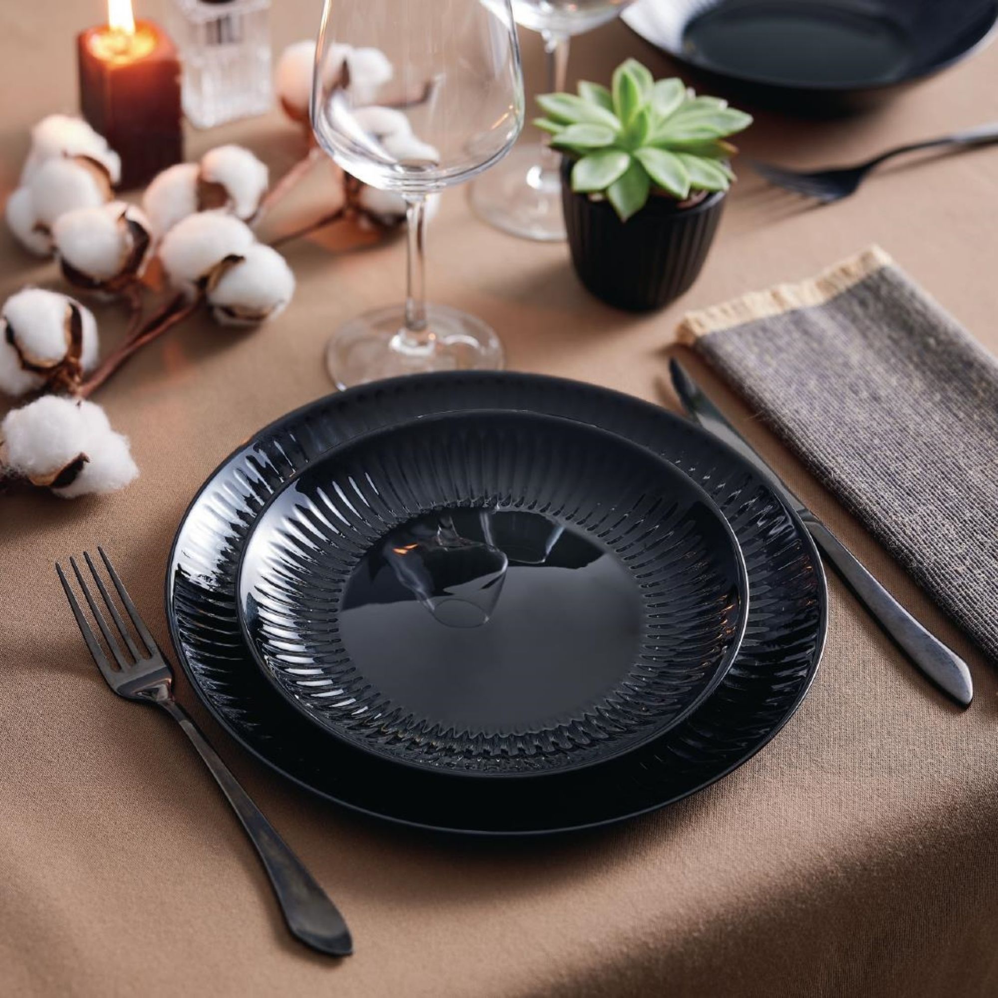 Picture of Luminarc Cottage Black Dinner Plates 250mm (24 Pack)
