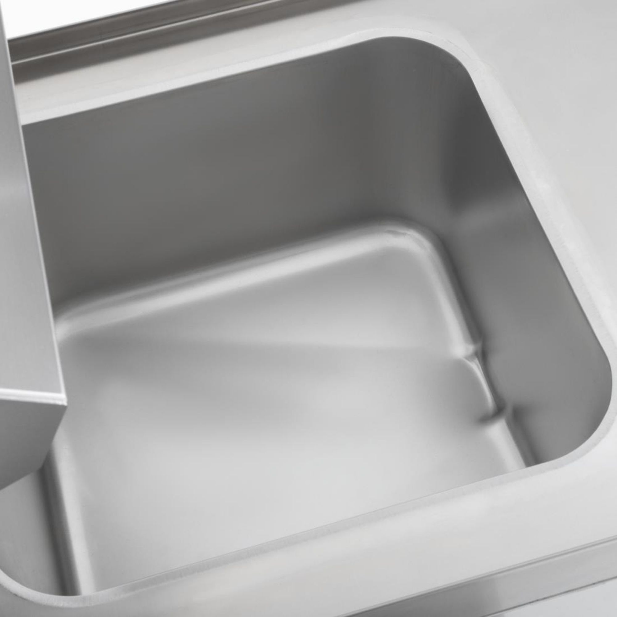 Picture of Buffalo 600 Series Freestanding Chip Scuttle