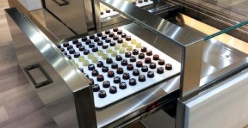 Picture of Emainox Elegance Chocolate 8047091CIOCHC - Refrigerated display for Chocolate with slide out drawers